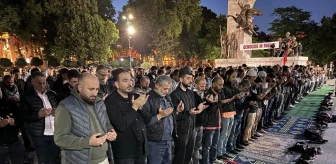 Fatih'te İHH Gençlik Üyeleri Filistinliler İçin Dua Etti