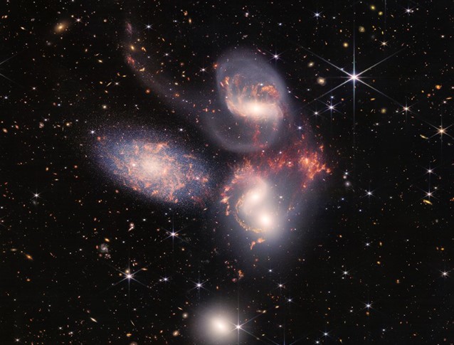 Galaksiler nasıl oluşur? Bir galaksi nelerden oluşur?