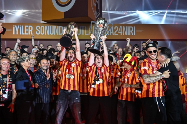 Galatasaray'ın şampiyonluk törenine giden Şahan Gökbakar, eğlenirken kendinden geçti