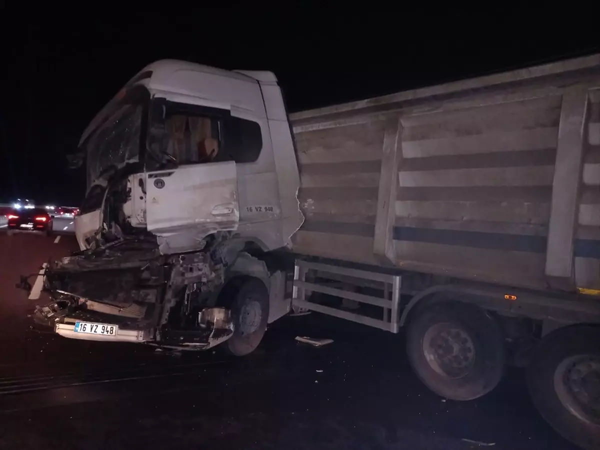 İstanbul-İzmir Otoyolu'nda Trafik Kazası: Tır Sürücüsü Yaralandı