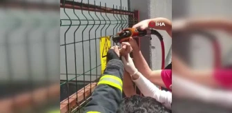 Okulda eline demir korkuluk saplanan çocuk kurtarıldı