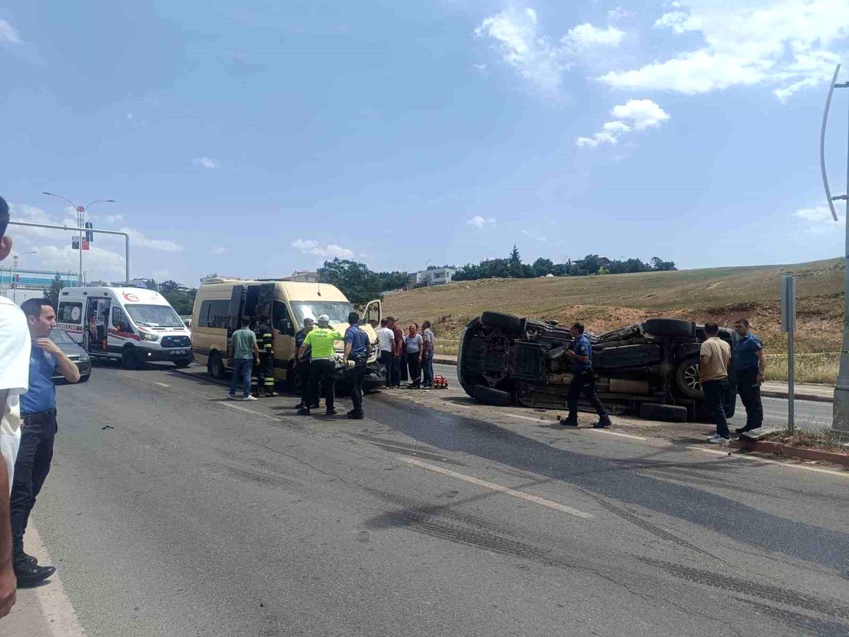 Siirt'te yolcu minibüsü ile pikap çarpıştı: 1 yaralı