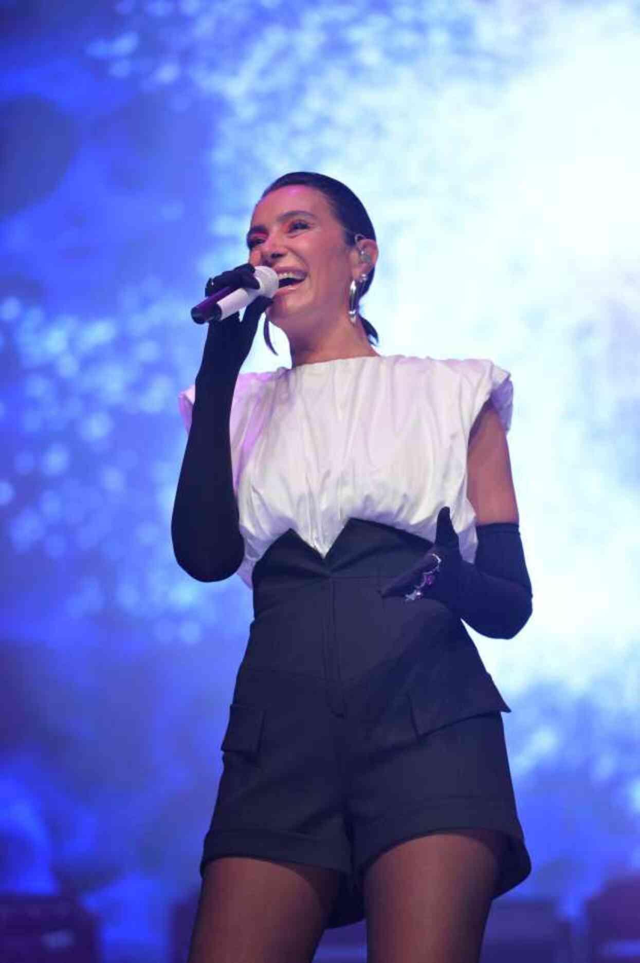 Pop Müziğin Sevilen İsmi Sıla, Harbiye Açıkhava Tiyatrosu Konserlerine Muhteşem Başlangıç Yaptı Pop Müziğin Sevilen İsmi Sıla, Harbiye Açıkhava Tiyatrosu Konserlerine Muhteşem Başlangıç Yaptı