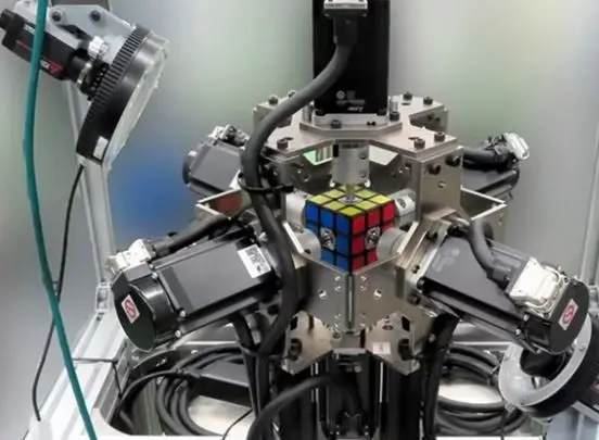 Dünya rekorunu robota kaptırdık! Rubik küpünü göz açıp kapayıncaya kadar çözdü