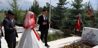 Eskişehir Seyitgazi ilçesinde düğün töreni: Gelin ve damat, şehit amcasının kabrini ziyaret etti