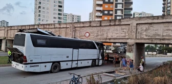 Tarsus'ta köprü altında sıkışan otobüs vinç yardımıyla çekildi