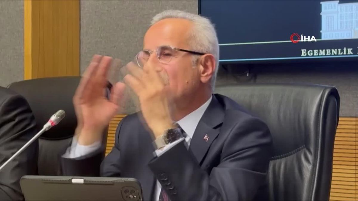 Ulaştırma Bakanı Uraloğlu, Kadın Voleybol Takımı'nın uçak sorusuna yanıt verdi