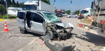 Karacabey'de kırmızı ışık ihlali sonucu trafik kazası: 2 yaralı