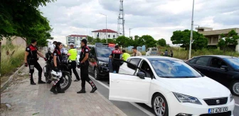 Edirne'de Polis Ekipleri Kaçan Otomobilde Uyuşturucu Buldu