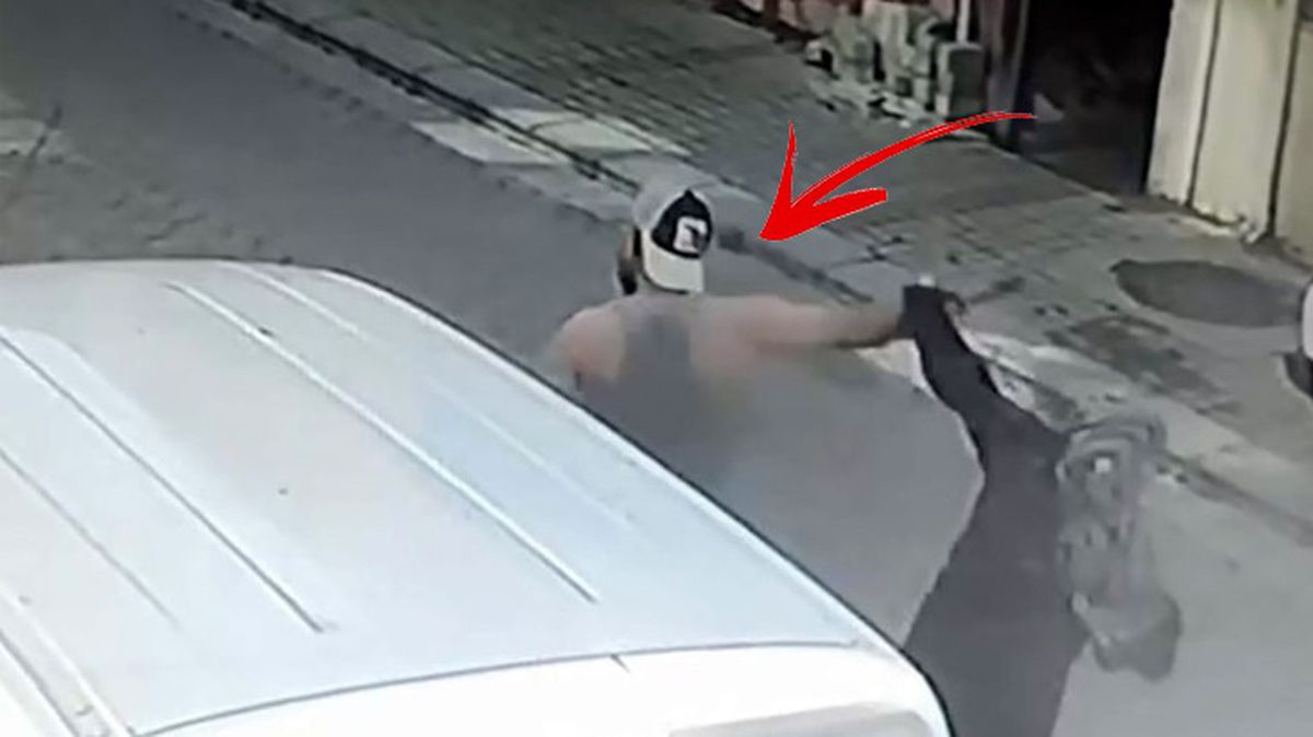 Tanımadığı kadınlara sokak ortasında satırla saldırdı! Her yerde aranıyor