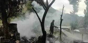 Hakkari'de 2 odunluk, tandır evi ve depoda çıkan yangın söndürüldü