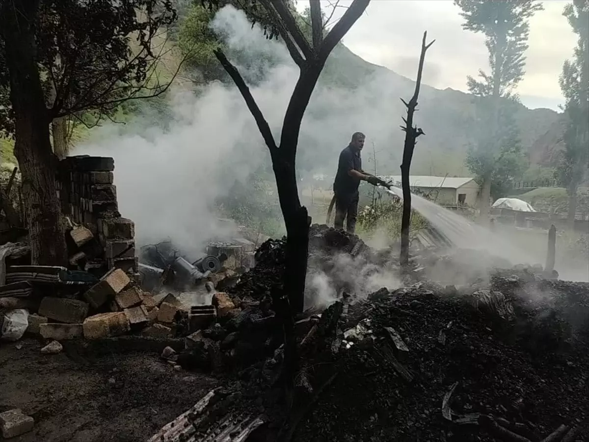 Hakkari'de 2 odunluk, tandır evi ve depoda çıkan yangın söndürüldü