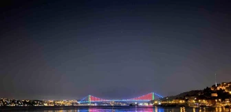 İstanbul'daki köprüler Azerbaycan'ın Müstakillik Günü için renklendi