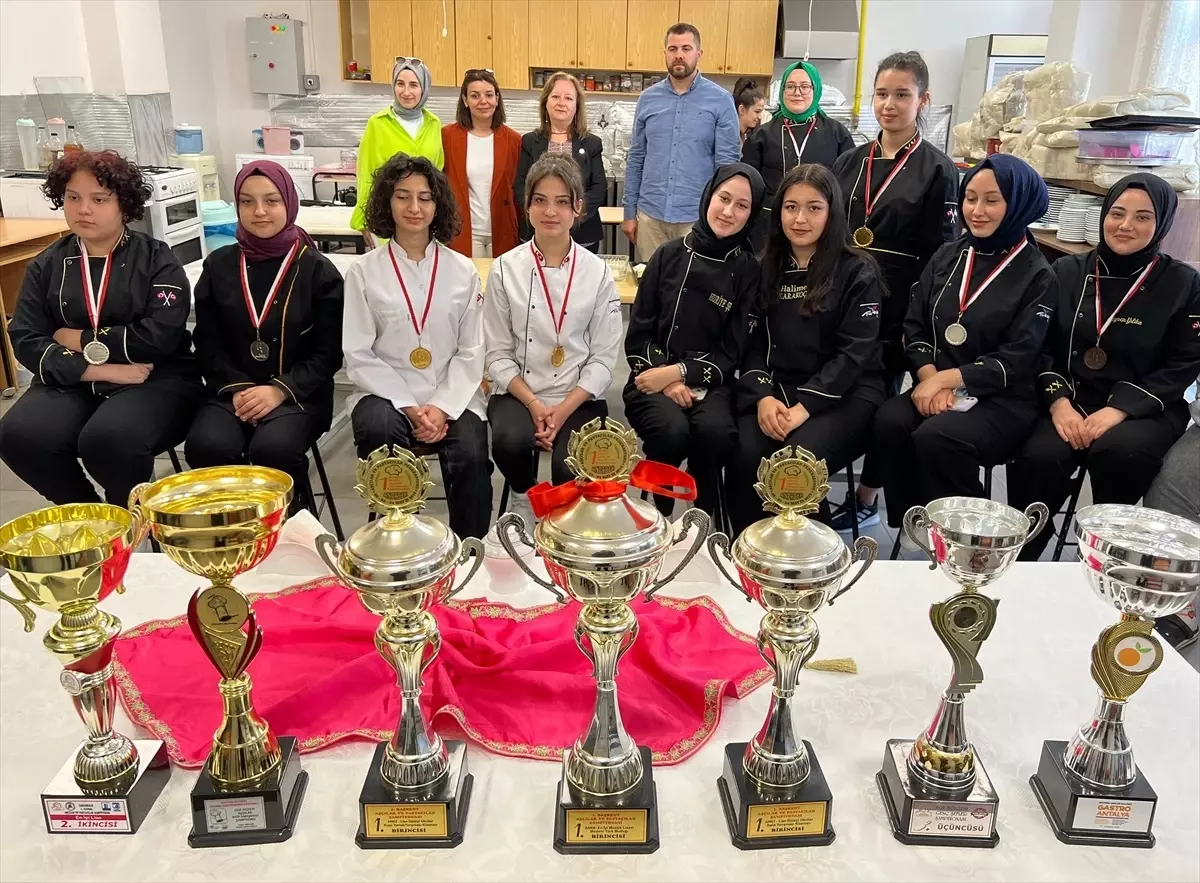 Kütahya Devlet Hatun Mesleki ve Teknik Anadolu Lisesi Öğrencileri Geleceğin Aşçıları Olma Yolunda İlerliyor