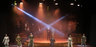 Milli Eğitim Bakanlığı tarafından hazırlanan 'Cumhuriyete Doğru' tiyatro oyunu Balıkesir'de sahnelendi