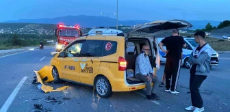 İzmit'te Ticari Taksi ile Otomobil Çarpıştı: 4 Yaralı