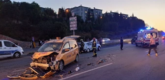 İzmit'te kavşak kazasında 4 kişi yaralandı