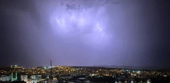 Siirt'te Yağmur ve Şimşekler Geceyi Aydınlattı