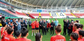 Erzincan Valisi Hamza Aydoğdu, Türkiye-Azerbaycan Kadın A Milli Futbol Takımları maçı öncesi milli takımı ziyaret etti