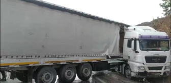 Burdur'da yağış nedeniyle tırın makaslamasıyla yol trafiğe kapandı