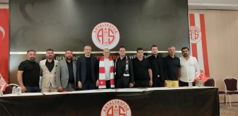 Antalyaspor, Fenerbahçe'nin efsanesi Alex de Souza ile 2 yıllık sözleşme imzaladı