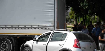 Antalya'da Tıra Arkadan Çarpan Otomobil Sürücüsü Sıkıştı