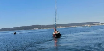 Çanakkale Boğazı'nda makine arızası olan tekne kurtarıldı