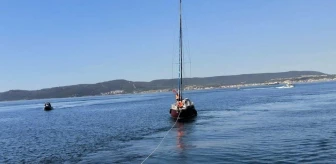 Çanakkale Boğazı'nda Arızalanan Yelkenli Tekne Kurtarıldı