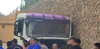 Elazığ'da kamyonun duvara çarpması sonucu sürücü yaralandı