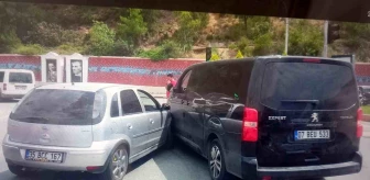 Manavgat'ta Kırmızı Işık İhlali Yapan Araç Ticari Araça Çarptı