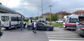 Kütahya'da otomobil ile minibüs çarpışması: 2 kişi yaralandı