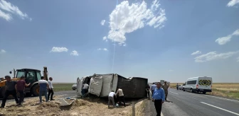 Şanlıurfa'da devrilen kamyondaki 2 kişi yaralandı