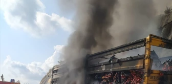 Tarsus'ta domates yüklü kamyonda yangın çıktı