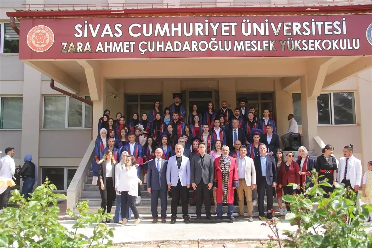 Zara'da Üniversite Öğrencileri Mezuniyet Töreniyle Diplomalarını Aldı