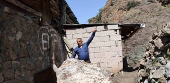 Erzurum'un Oltu ilçesinde sağanak yağmur sonrası dev kaya parçası mahalle sakinlerini mağdur etti