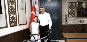 Down sendromlu Bahar Cemre'ye bisiklet hediye edildi