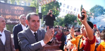 Galatasaray Kulübü Başkanı Dursun Özbek, Şampiyonlar Anıtı'nda bayrağı göndere çekti
