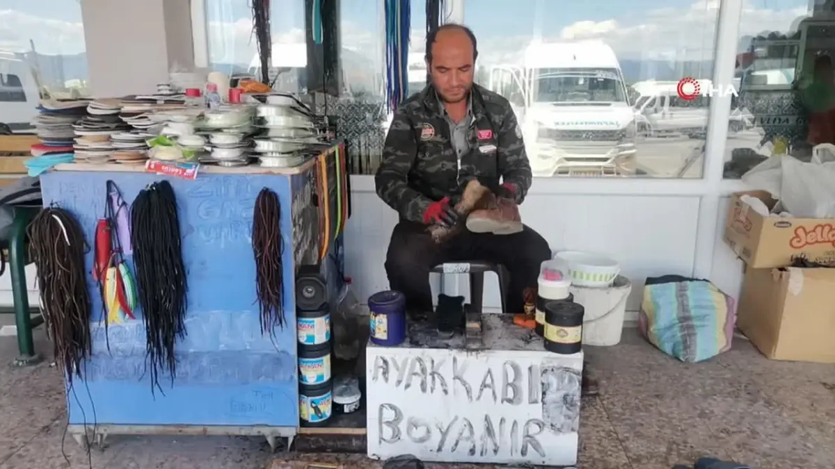 Gediz Otogarı'nda 25 yıldır ayakkabı boyacılığı