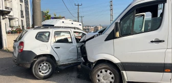 Kartepe'de işçi servisi ile otomobil çarpıştı: 7 yaralı