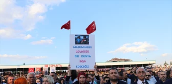 Isparta'da üniversite öğrencileri, mezuniyet töreninde İsrail'e pankartlarla tepki gösterdi