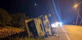Konya'da karpuz yüklü kamyon devrildi, sürücü yaralandı