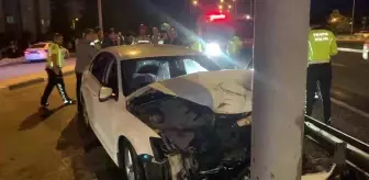 Kütahya'da otomobil levha direğine çarptı: 1 yaralı