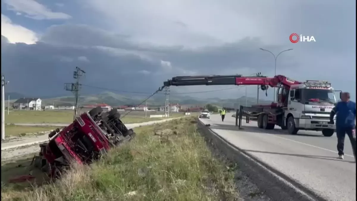 Makine yüklü kamyon devrildi, sürücüsü yaralandı