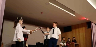 Tekirdağ Süleymanpaşa İlkokulu Öğrencileri Yılsonu Tiyatro Gösterisi Sergiledi
