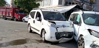 Siirt'te iki hafif ticari araç çarpıştı
