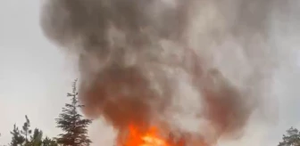Sivas'ta yıldırım düşmesi sonucu barakada yangın çıktı