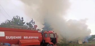 Sivas'ta yıldırım isabet eden baraka yandı