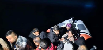 Ayvacık'ta Motor Arızası Nedeniyle Sürüklenen Lastik Bottaki 11 Kaçak Göçmen Kurtarıldı