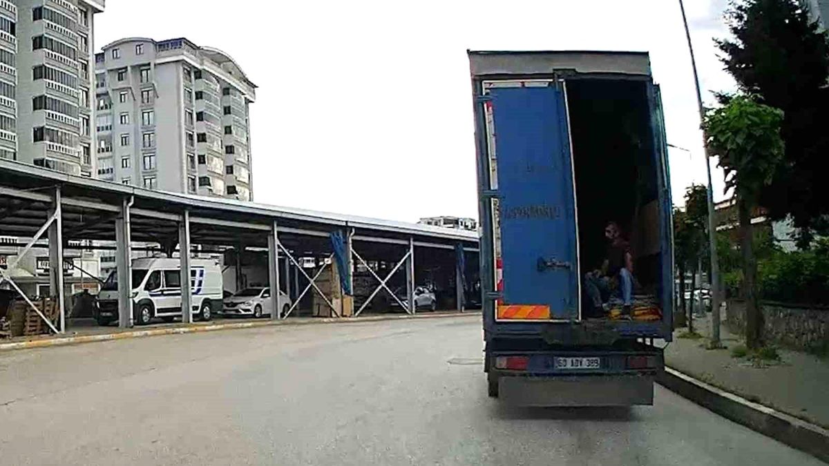 Tokat'ta Nakliye Kamyonu Arka Kapısı Açık Trafikte Görüntülendi