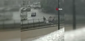 Amasya'da sele kapılan kadını taksici kurtardı... O anlar kamerada
